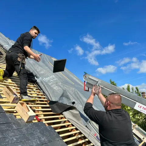Comment bien entretenir la couverture de votre toit en Bretagne pour garantir l’isolation et la durabilité de votre maison