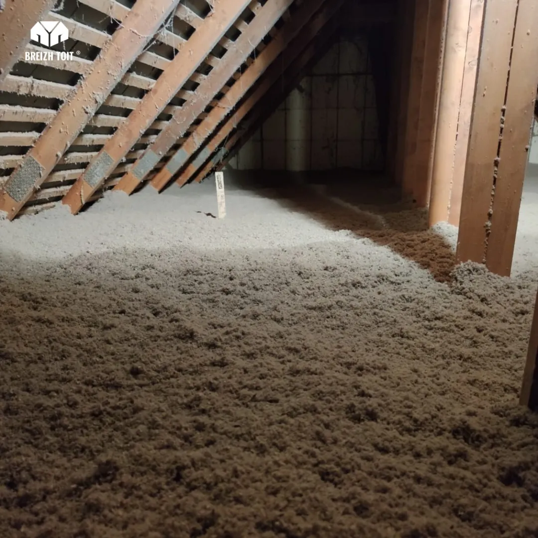 Combles perdus isolés par soufflage par les équipes Breizh Toit
