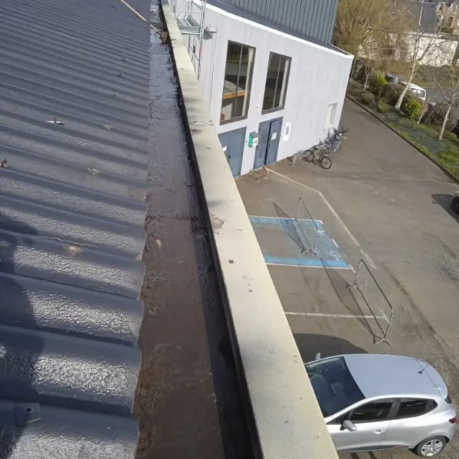 Chantier de chemisage des chéneaux de la mairie de Trégastel (photo 2)