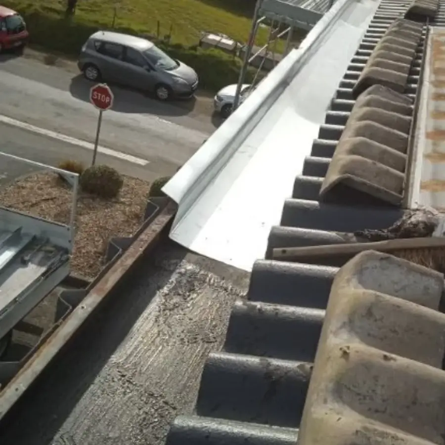 Chantier de chemisage des chéneaux de la mairie de Trégastel (photo 3)