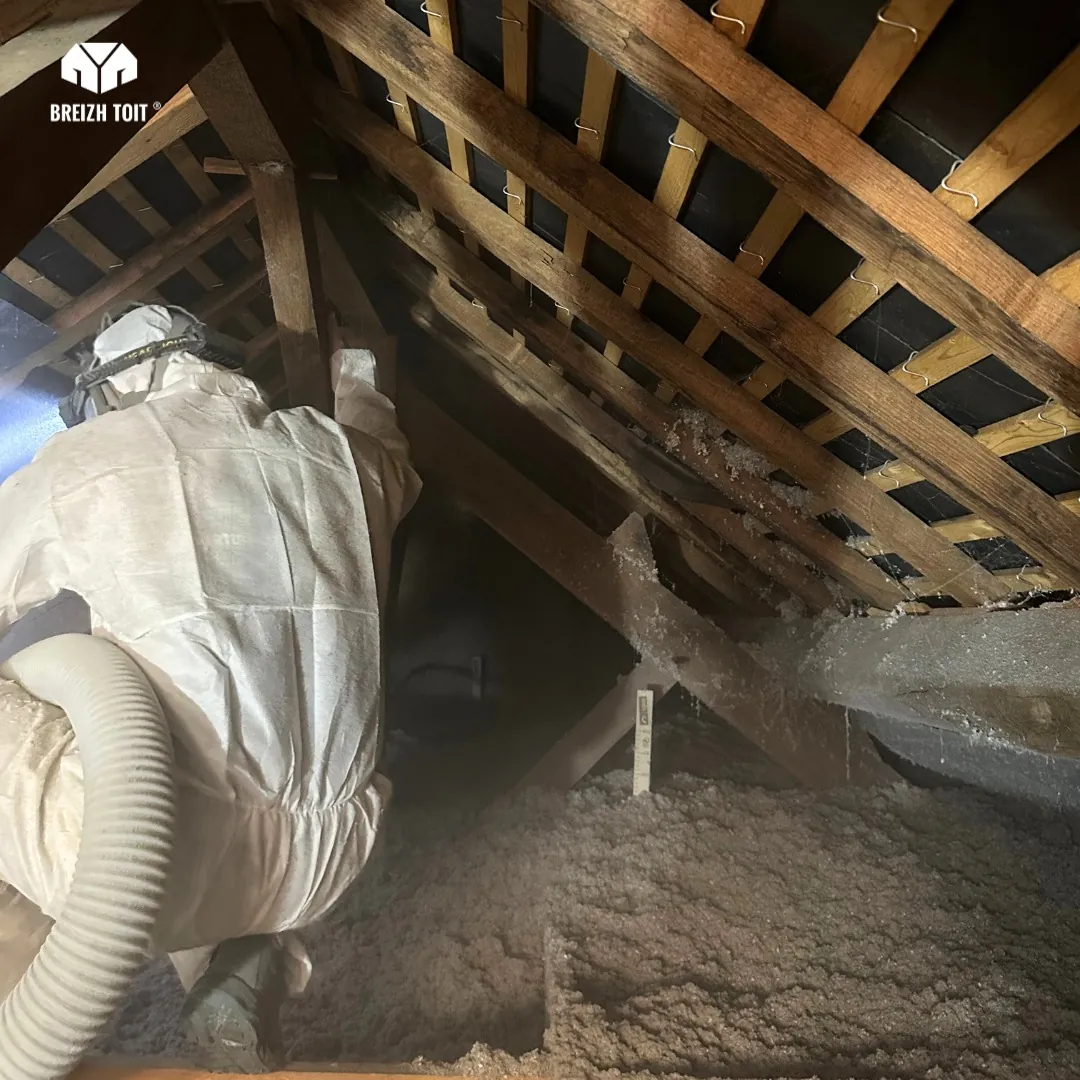 Technicien Breizh Toit soufflant de la ouate de cellulose dans des combles
