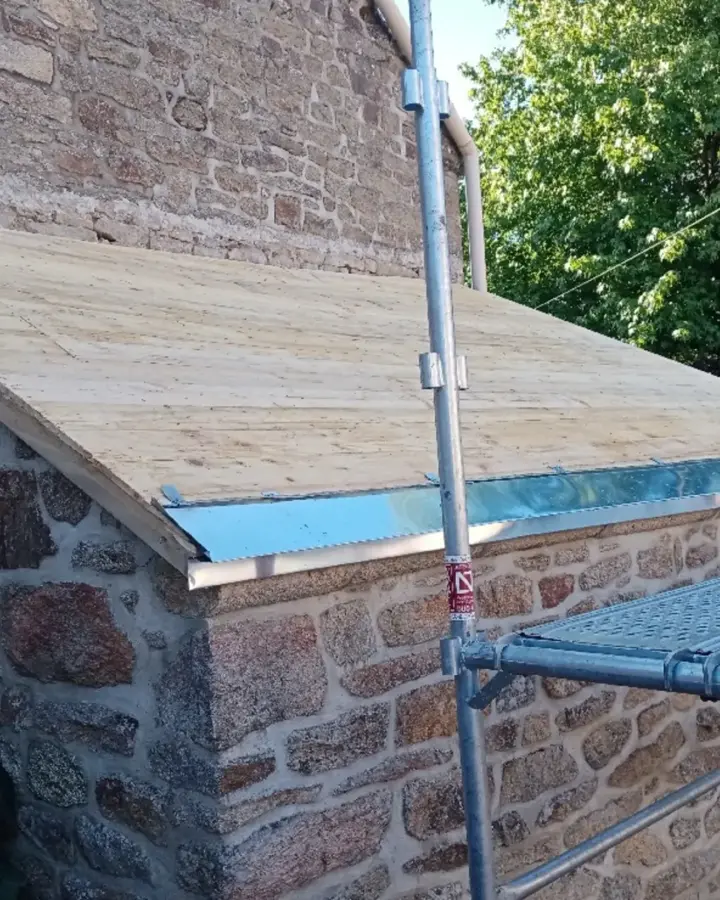 Toiture en zinc posée sur une maison en pierre de Locmaria-Grand-Champ (photo 2)