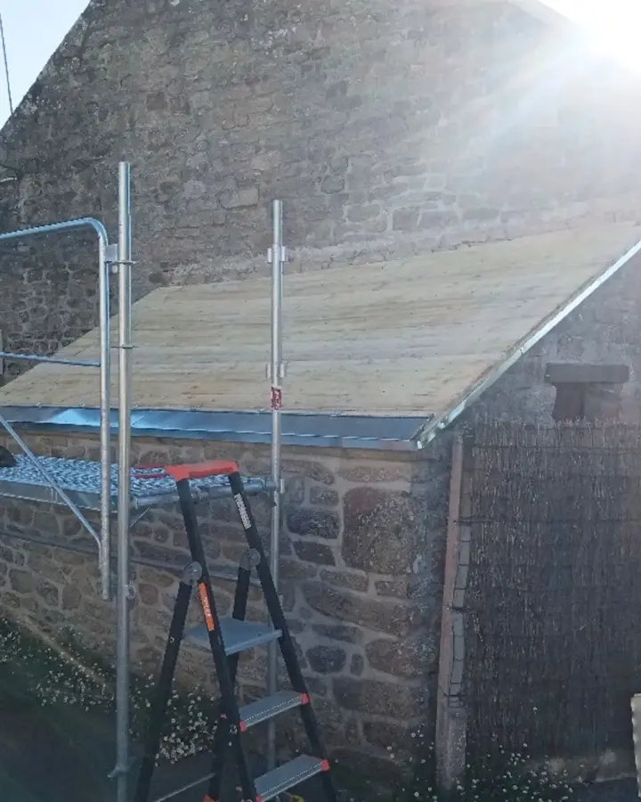 Toiture en zinc posée sur une maison en pierre de Locmaria-Grand-Champ (photo 3)
