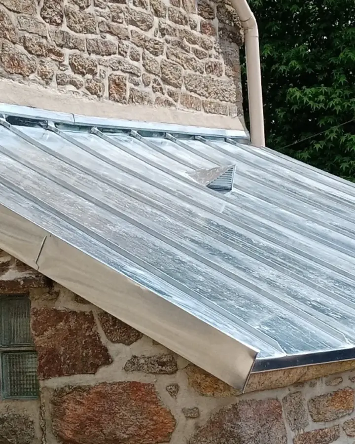 Toiture en zinc posée sur une maison en pierre de Locmaria-Grand-Champ (photo 4)