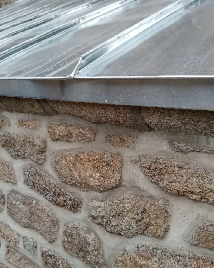 Toiture en zinc posée sur une maison en pierre de Locmaria-Grand-Champ (photo 6)