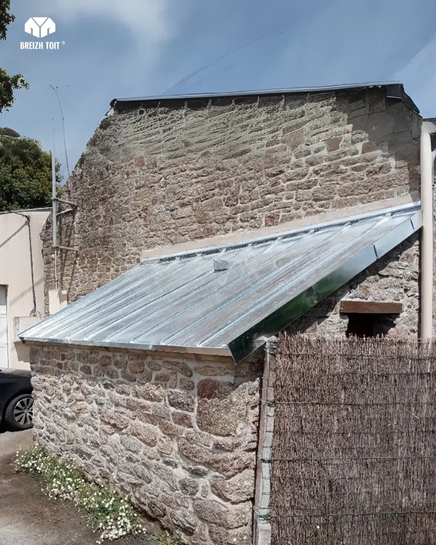 Toiture en zinc posée sur une maison en pierre de Locmaria-Grand-Champ