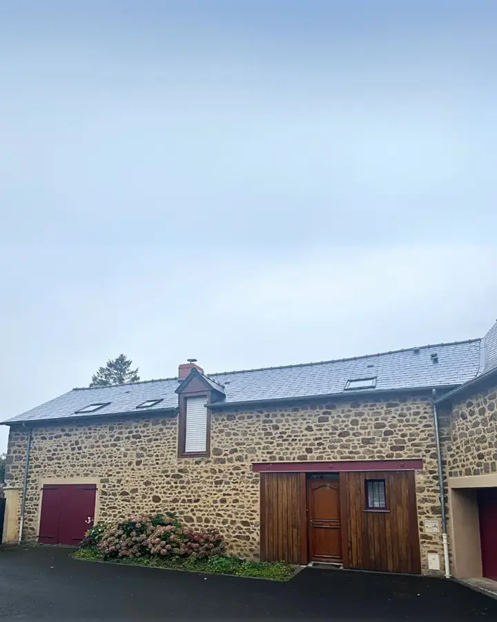 Avant-après du traitement hydrofuge sur la toiture de Hédé-Bazouges (photo 2)