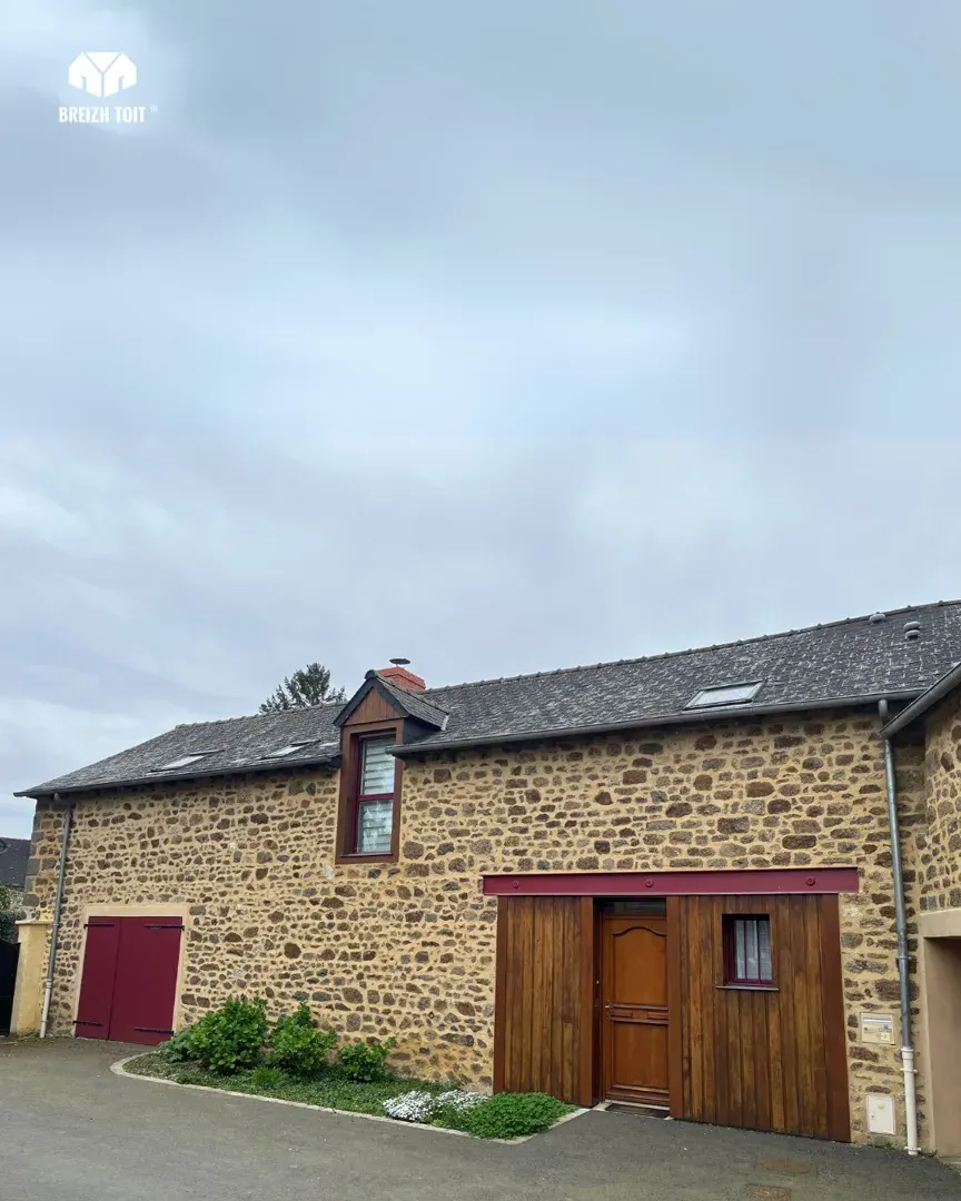 Avant-après du traitement hydrofuge sur la toiture de Hédé-Bazouges