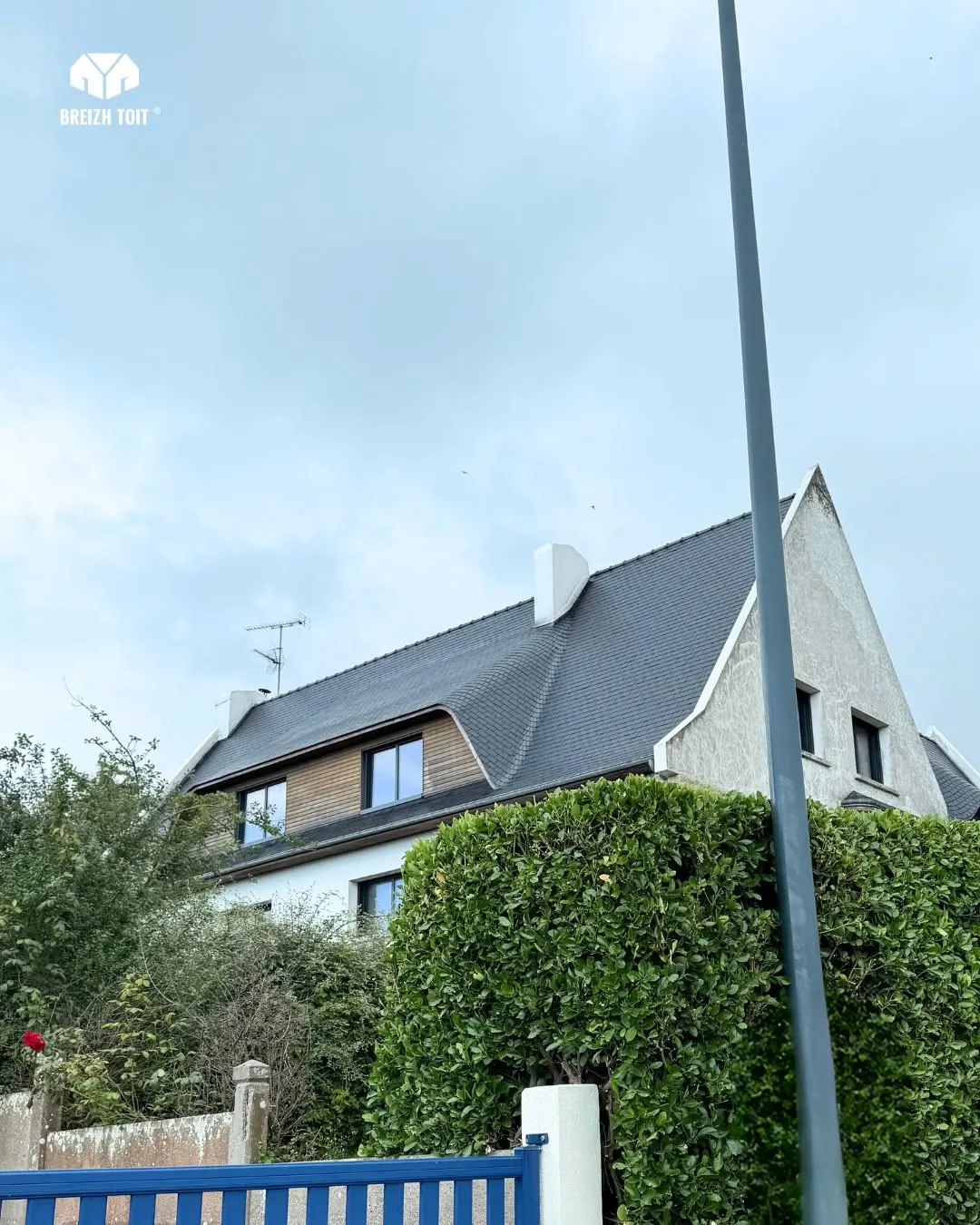 Nettoyage et hydrofuge d'une toiture dans les Côtes-d'Armor (Breizh Toit)