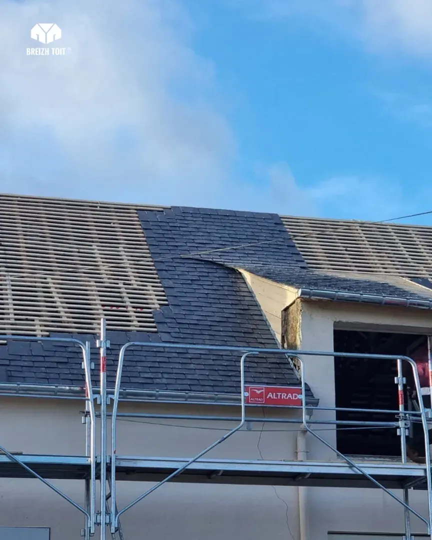 Réfection de la toiture d'une maison du Sourn après la tempête