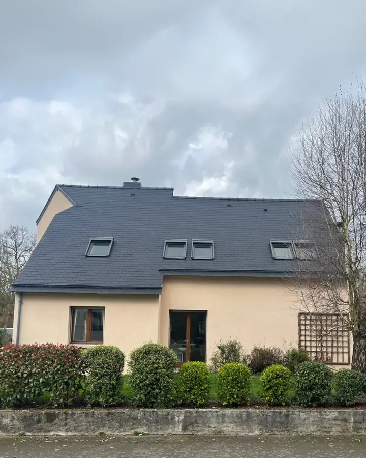 Maison de Pacé après nettoyage et traitement hydrofuge de la toiture (photo 2)