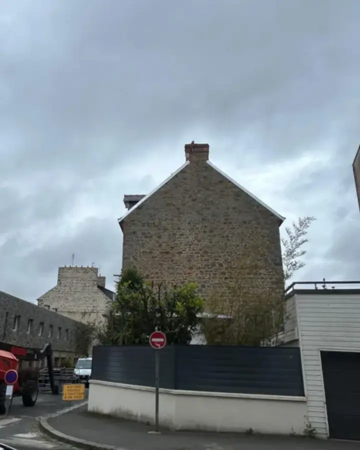 Chantier de remplacement du faîtage sur un bâtiment de Saint-Brieuc (photo 2)