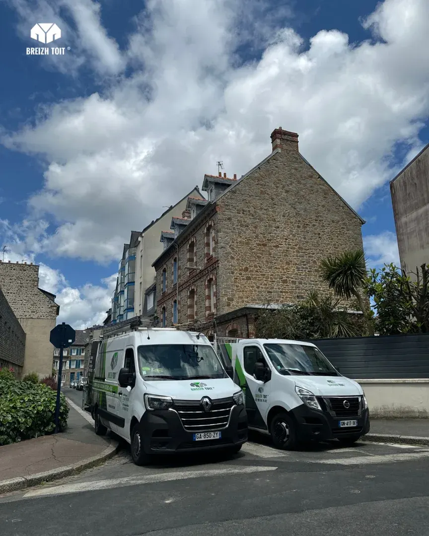 Chantier de remplacement du faîtage sur un bâtiment de Saint-Brieuc