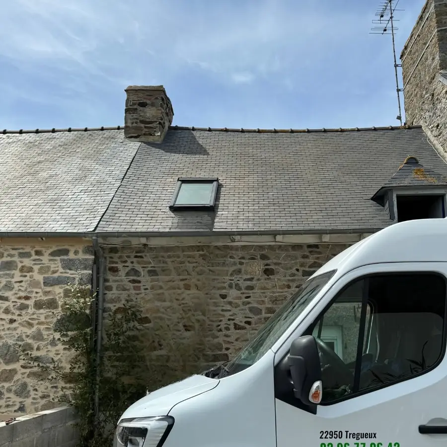Velux créé dans une toiture à Langueux (photo 4)