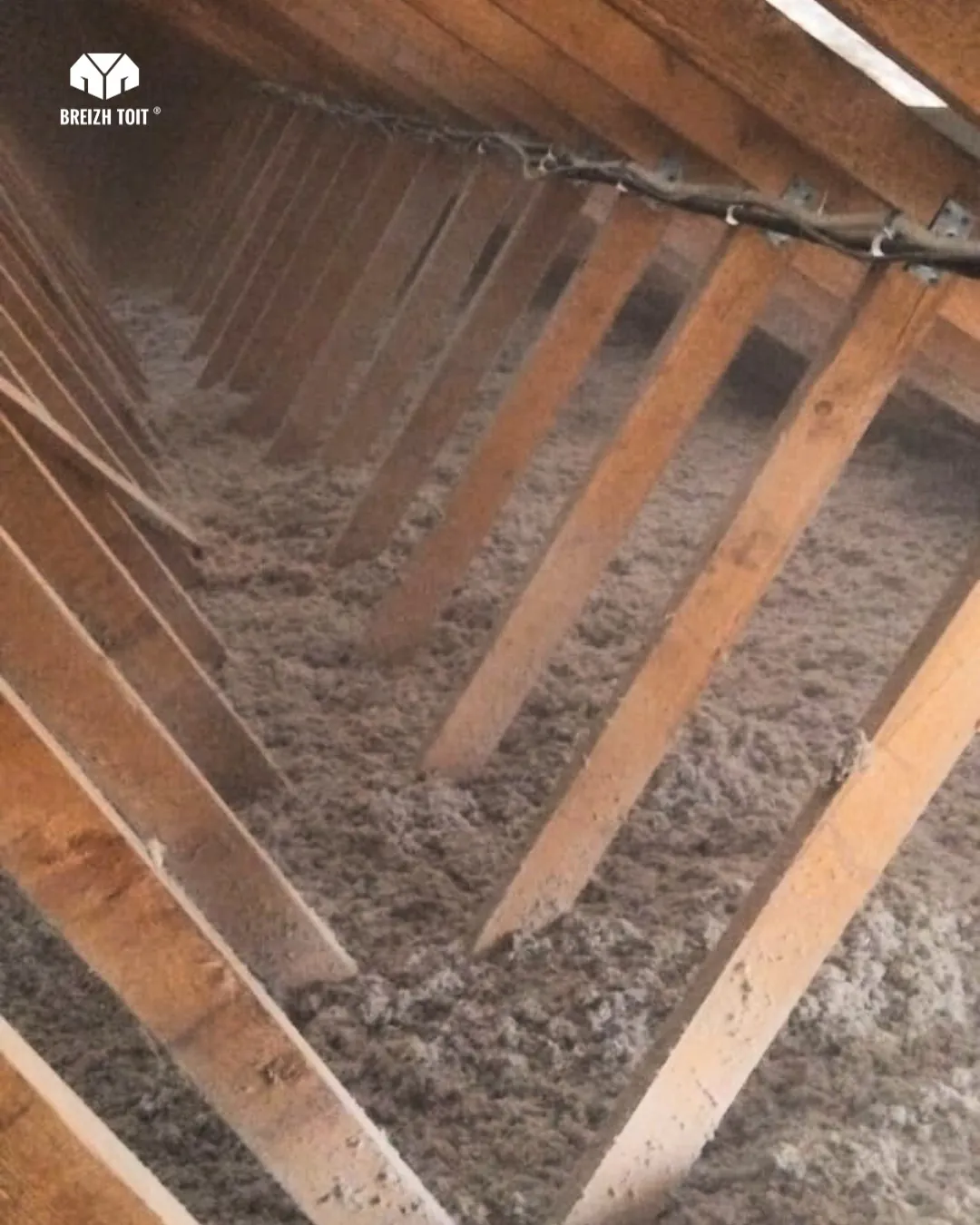 Combles isolés à la ouate de cellulose après remplacement de l'ancienne isolation