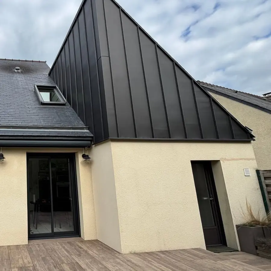 Façade rénovée avec traitement des fissures et pose de bardage (photo 2)