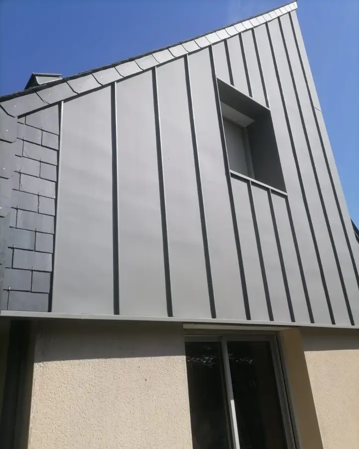 Pignon habillé d'un bardage en zinc à Chartres-de-Bretagne (photo 5)
