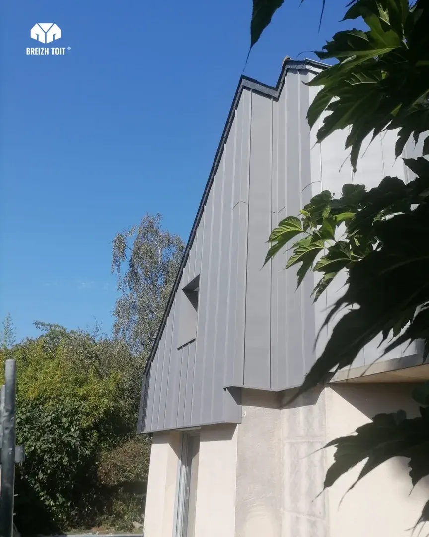 Pignon habillé d'un bardage en zinc à Chartres-de-Bretagne