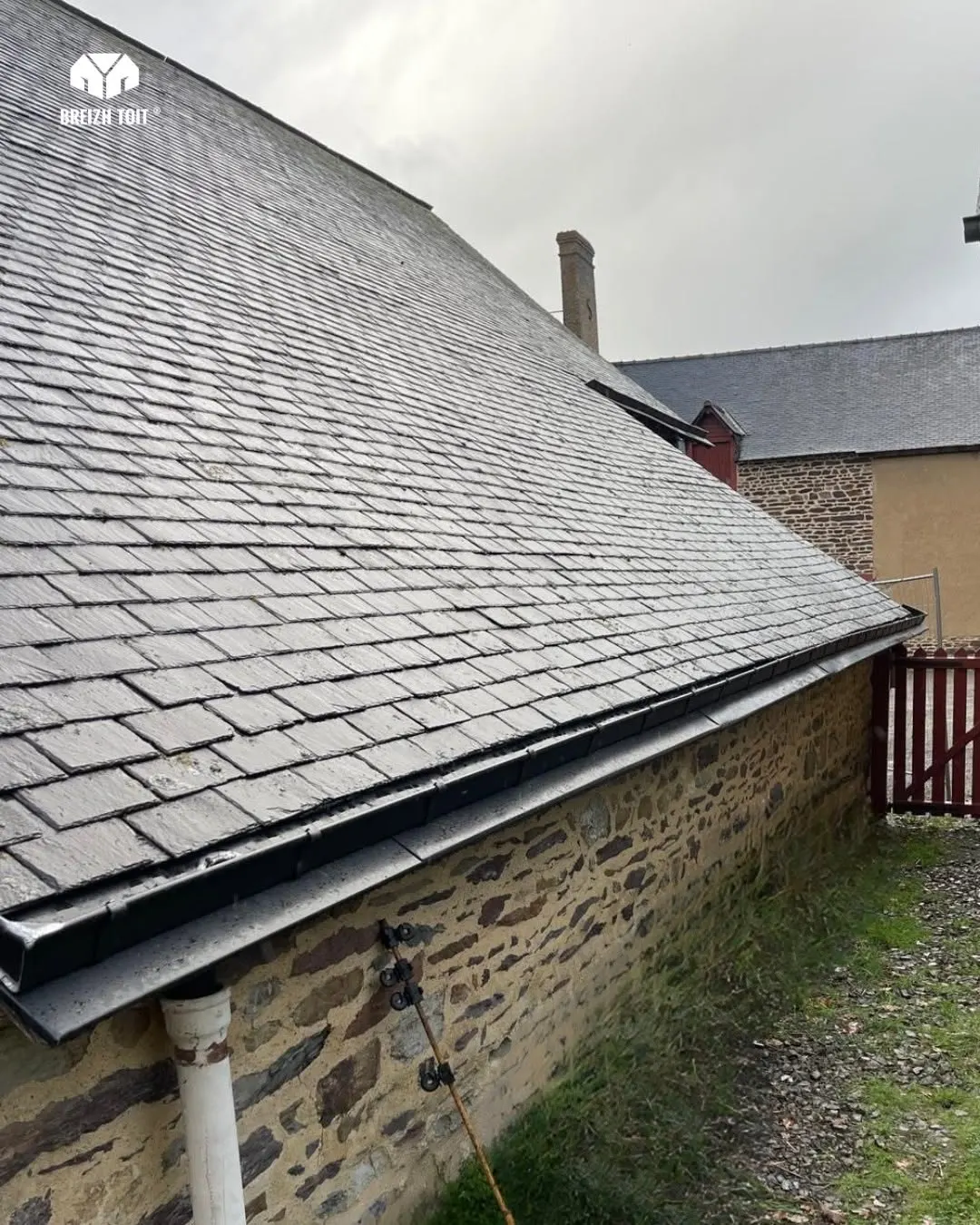 Gouttières nantaises en zinc anthracite sur une toiture en ardoises