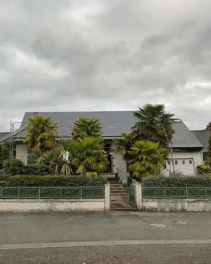 Maison ancienne de Boisgervilly pendant la pose de sa nouvelle couverture (photo 2)