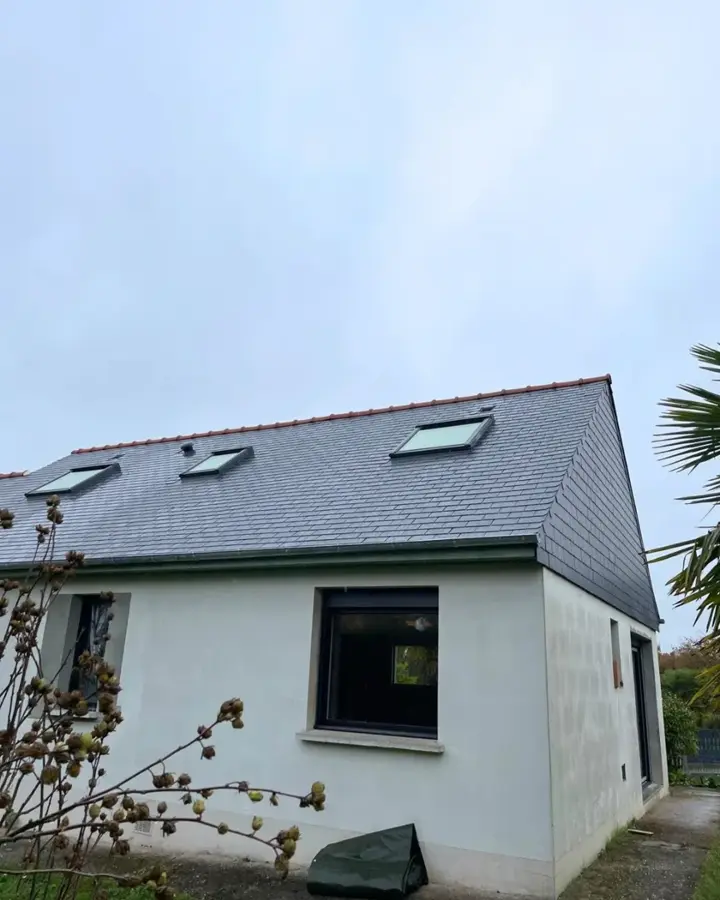 Maison ancienne de Boisgervilly pendant la pose de sa nouvelle couverture (photo 3)