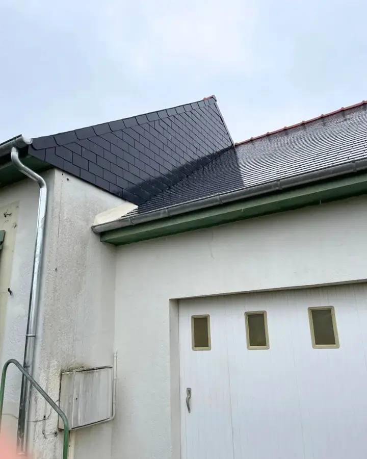 Maison ancienne de Boisgervilly pendant la pose de sa nouvelle couverture (photo 4)
