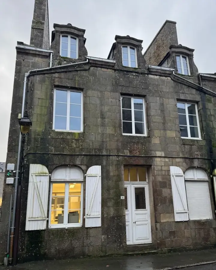 Façade en pierre de Jugon-les-Lacs après son nettoyage complet (photo 2)