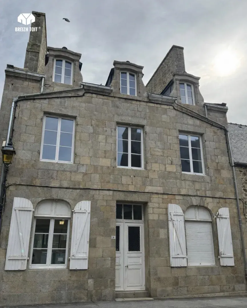 Façade en pierre de Jugon-les-Lacs après son nettoyage complet