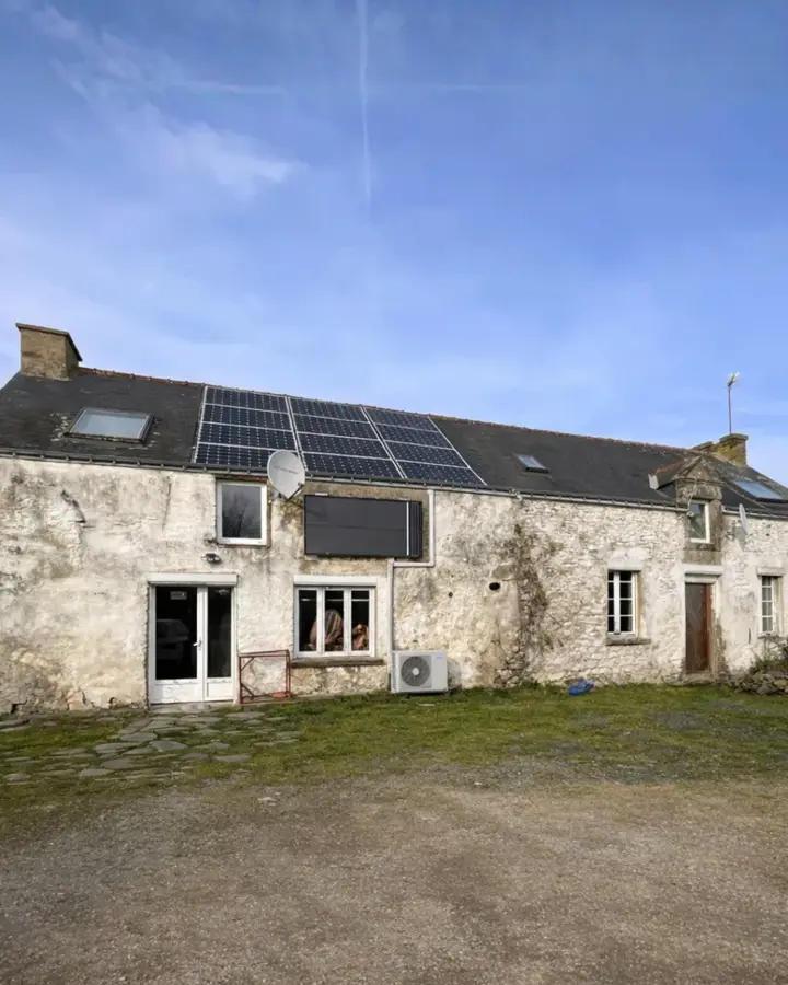 Longère de Radenac pendant la réfection complète de sa toiture (photo 2)