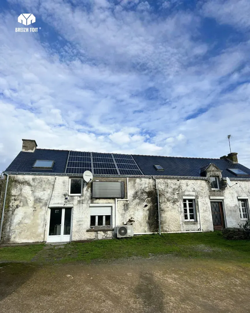 Longère de Radenac pendant la réfection complète de sa toiture