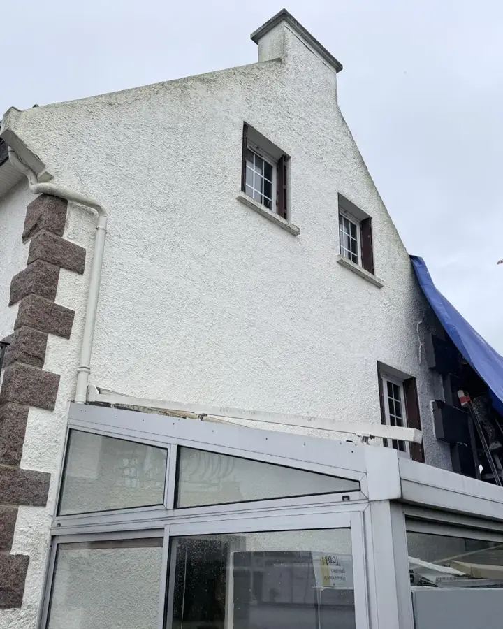 Façade de Saint-Agathon rénovée après isolation thermique par l'extérieur (photo 2)
