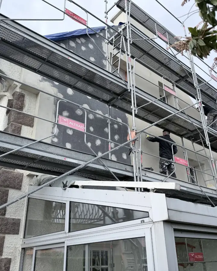 Façade de Saint-Agathon rénovée après isolation thermique par l'extérieur (photo 3)