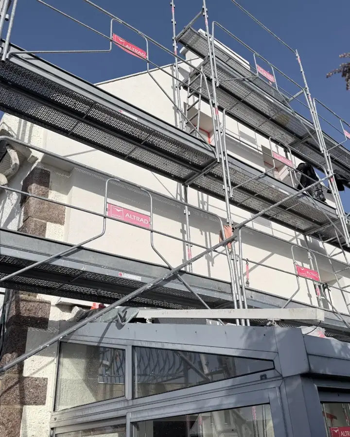 Façade de Saint-Agathon rénovée après isolation thermique par l'extérieur (photo 4)