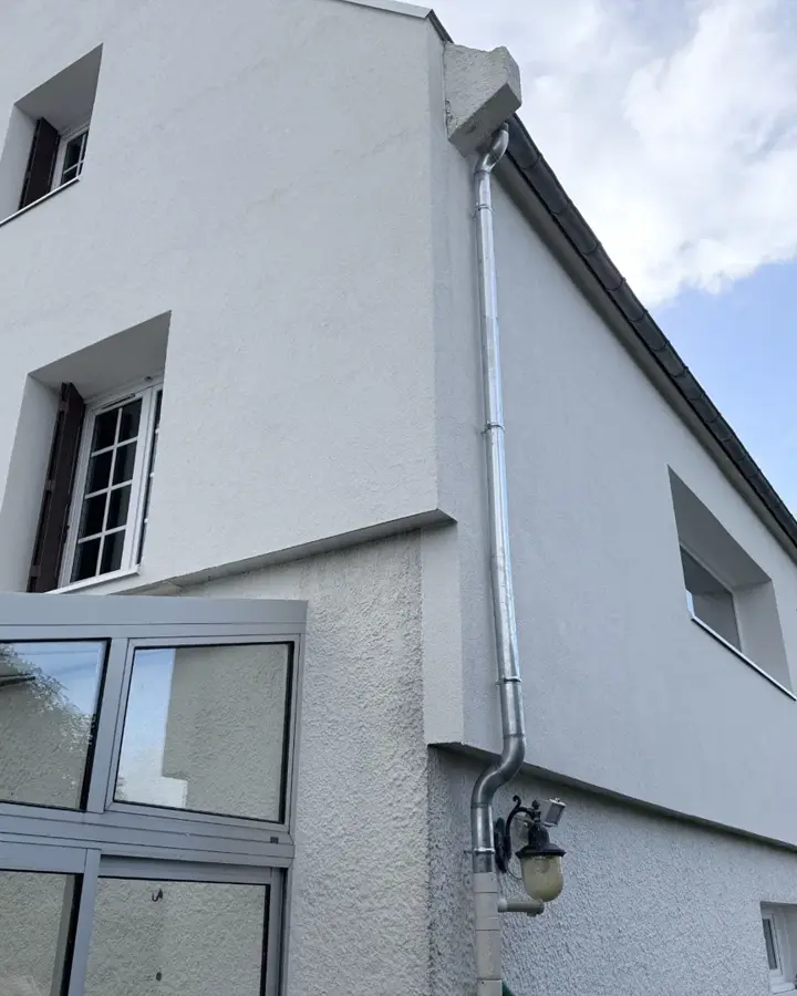 Façade de Saint-Agathon rénovée après isolation thermique par l'extérieur (photo 5)