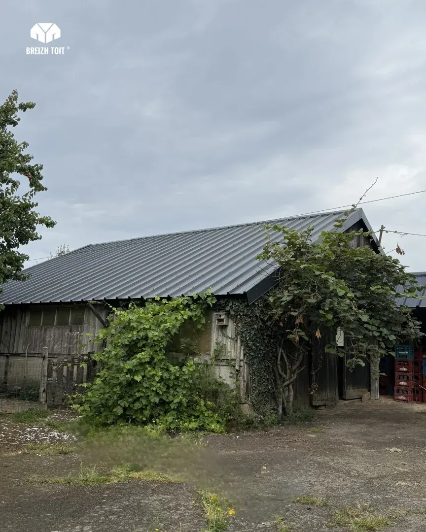 Poulailler de L'Hermitage rénové avec sa couverture neuve en bac acier