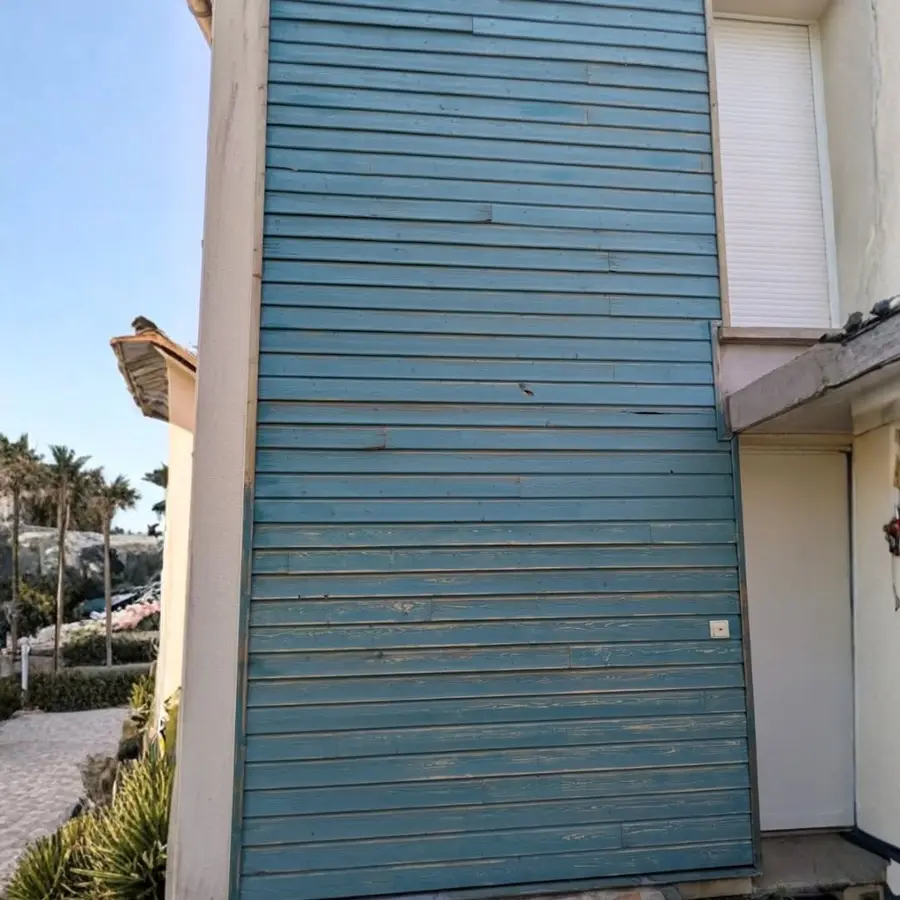 Façade à Brécé avec bardage bois traité et entrée habillée d'acier laqué (photo 2)