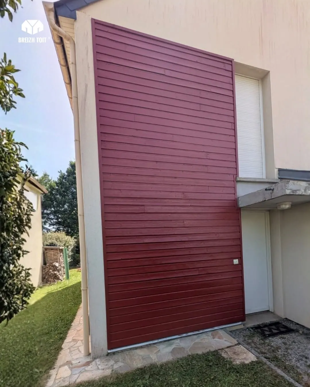 Façade à Brécé avec bardage bois traité et entrée habillée d'acier laqué