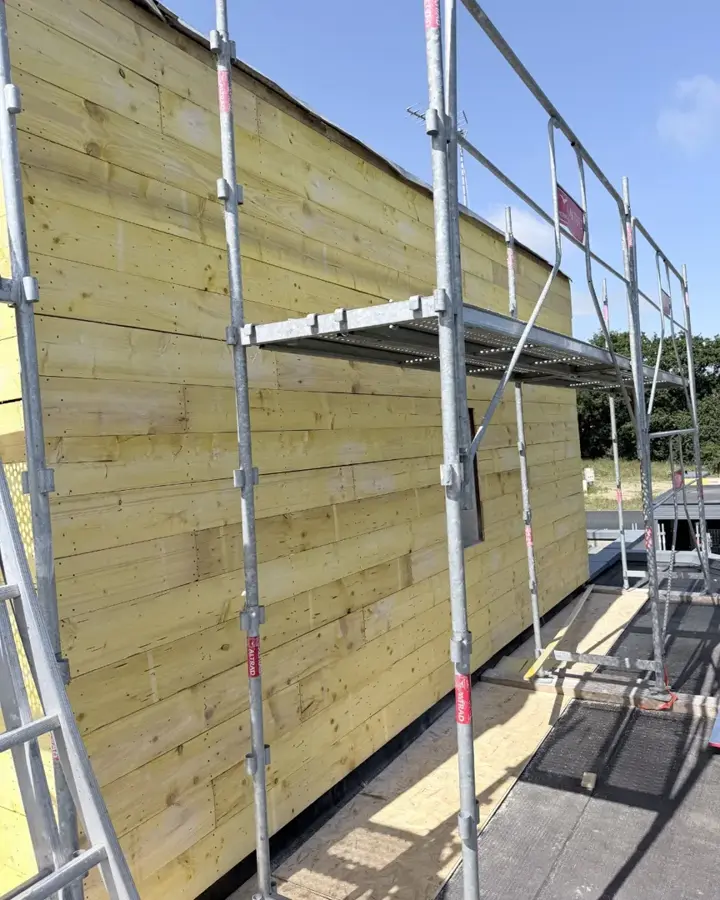 Façade de Lamballe-Armor habillée de son nouveau bardage aluminium (photo 10)