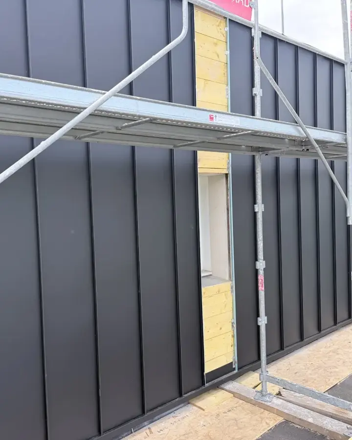 Façade de Lamballe-Armor habillée de son nouveau bardage aluminium (photo 3)
