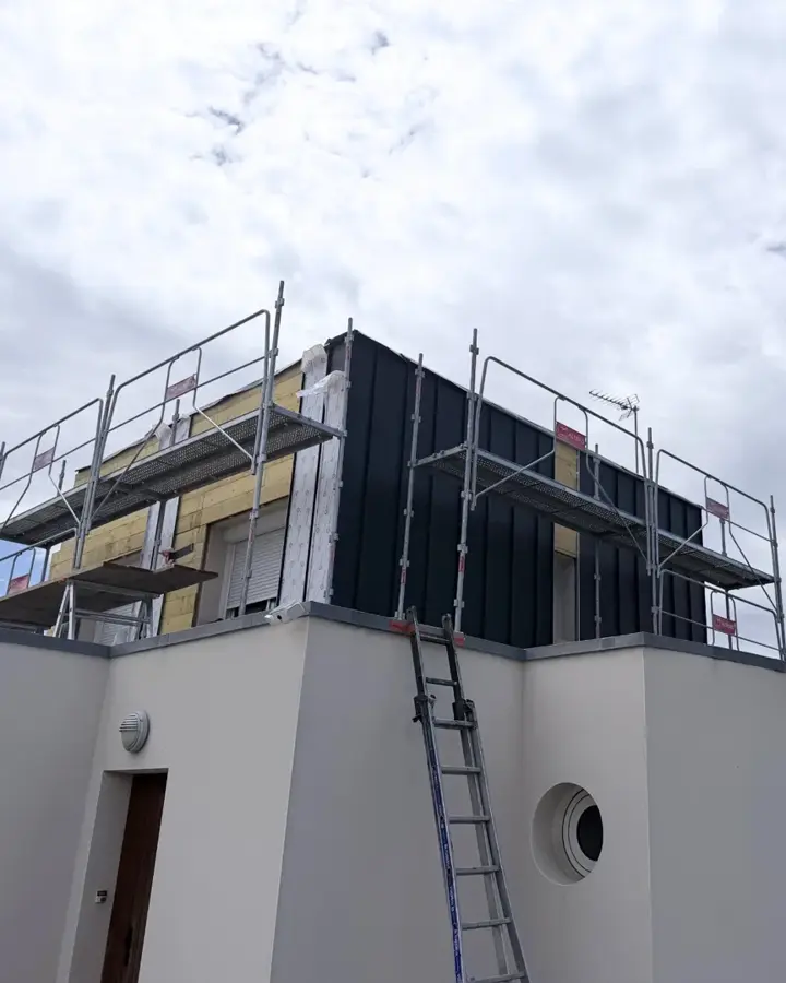 Façade de Lamballe-Armor habillée de son nouveau bardage aluminium (photo 4)