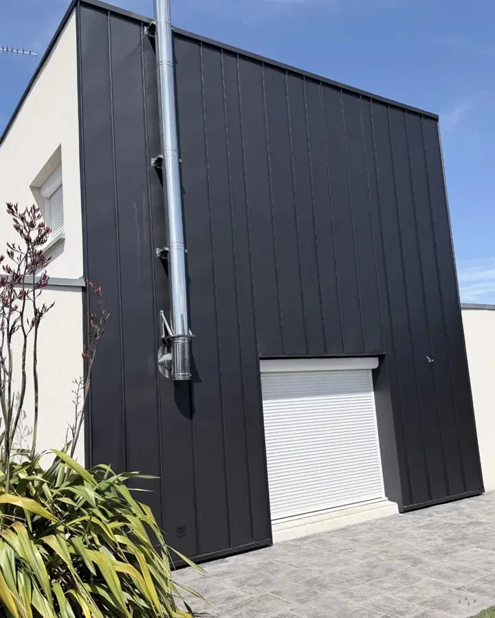 Façade de Lamballe-Armor habillée de son nouveau bardage aluminium (photo 6)