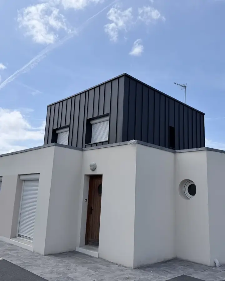 Façade de Lamballe-Armor habillée de son nouveau bardage aluminium (photo 7)