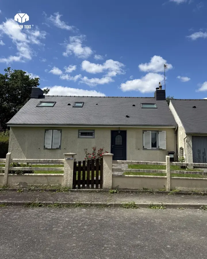Maison rénovée à Noyal-sur-Vilaine après nettoyage et hydrofuge de toiture (photo 2)