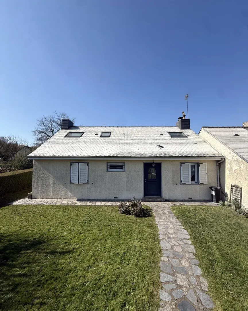 Maison rénovée à Noyal-sur-Vilaine après nettoyage et hydrofuge de toiture