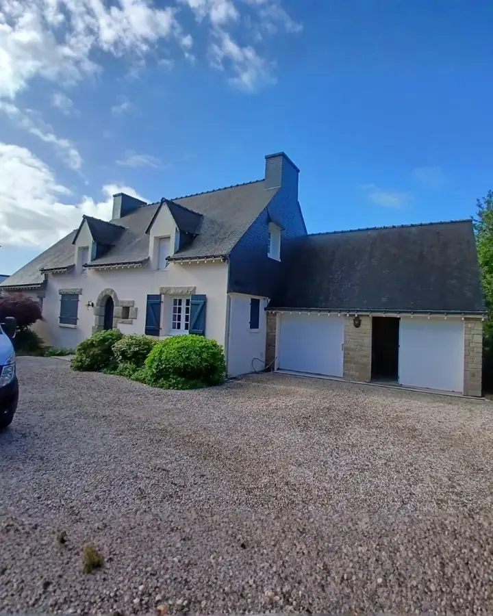 Longère bretonne après nettoyage de toiture et de façade dans le Morbihan (photo 2)