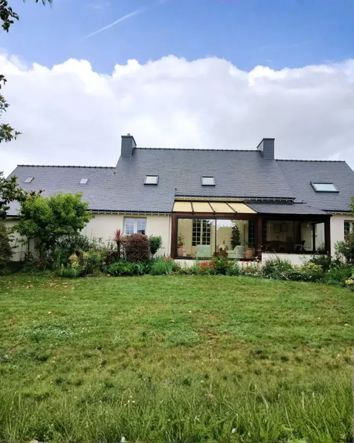 Longère bretonne après nettoyage de toiture et de façade dans le Morbihan (photo 4)