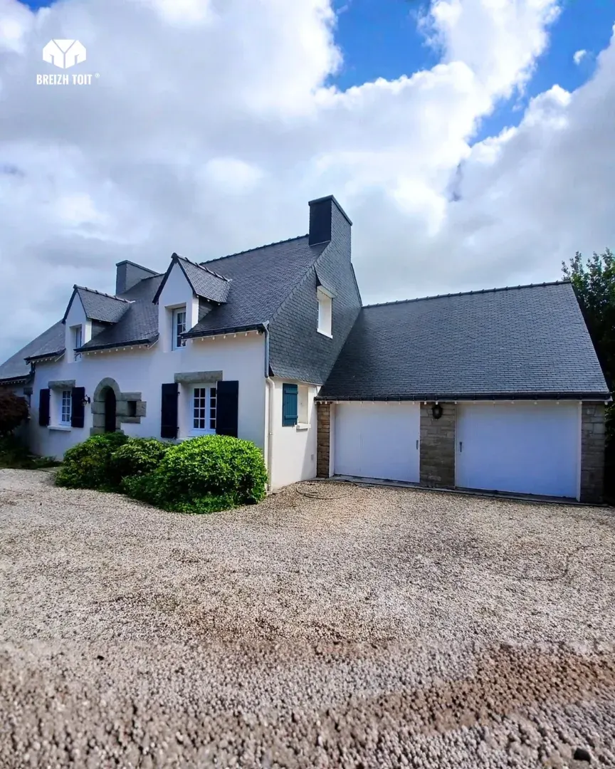 Longère bretonne après nettoyage de toiture et de façade dans le Morbihan