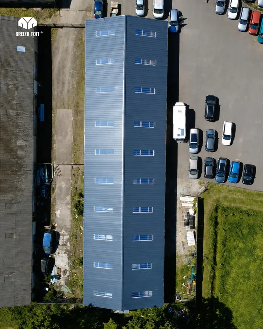 Vue aérienne du bâtiment de Mondevert avec sa couverture neuve en bac acier