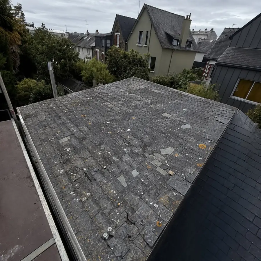 Lucarne rénovée en zinc sur une toiture en ardoises naturelles (photo 3)