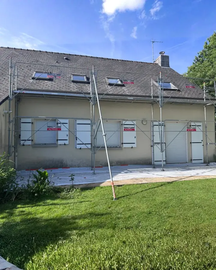 Maison de Saint-Sulpice-la-Forêt avec sa nouvelle couverture en ardoises naturelles (photo 2)